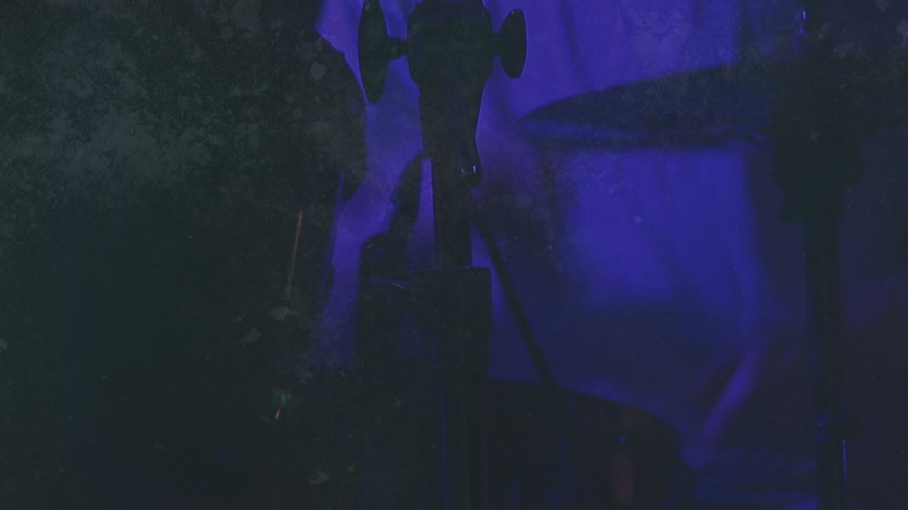 sección media de un baterista tocando un conjunto de tambores en un concierto