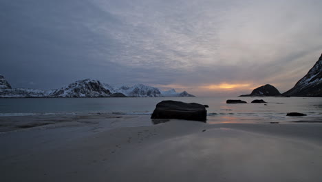 Utakliev-strand-Während-Des-Sonnenuntergangs-Im-Winter,-Lofoten-inseln,-Norwegen