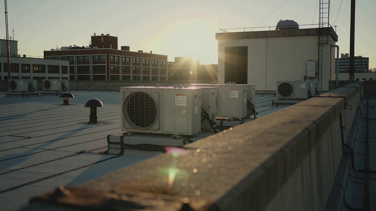 Panorerende kamera, der skifter fokus mod brystværn på tagterrasse og indfanger solglimt på HVAC-anlæg