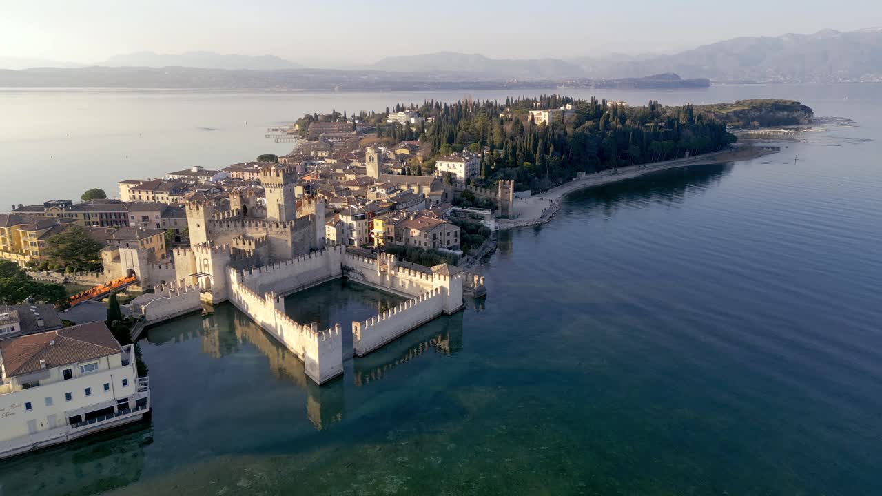 Vista aérea de Sirmione, cidade histórica mediterrânea turística na Itália, Lago de Garda.