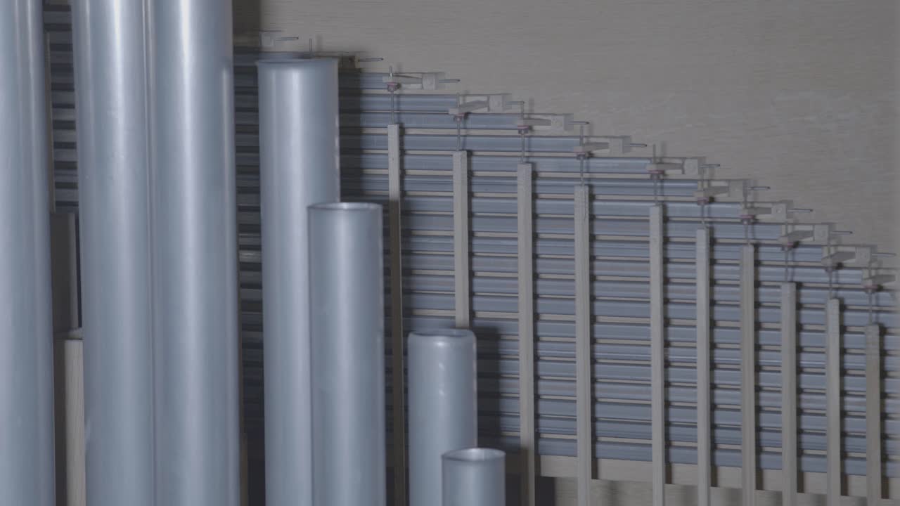 движение полозьев органных труб при игре внутри органа