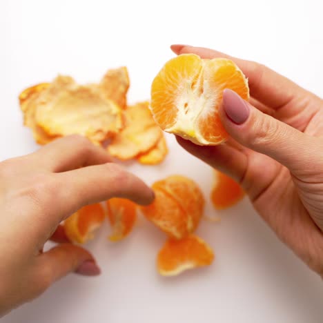 hands clean tangerine with slices
