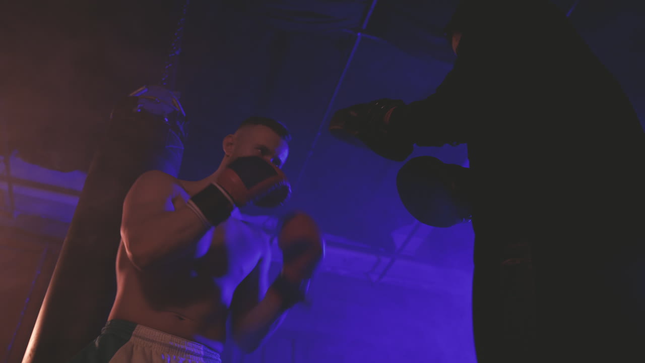 boxeador sin camisa calienta golpeando los guantes de combate 1
