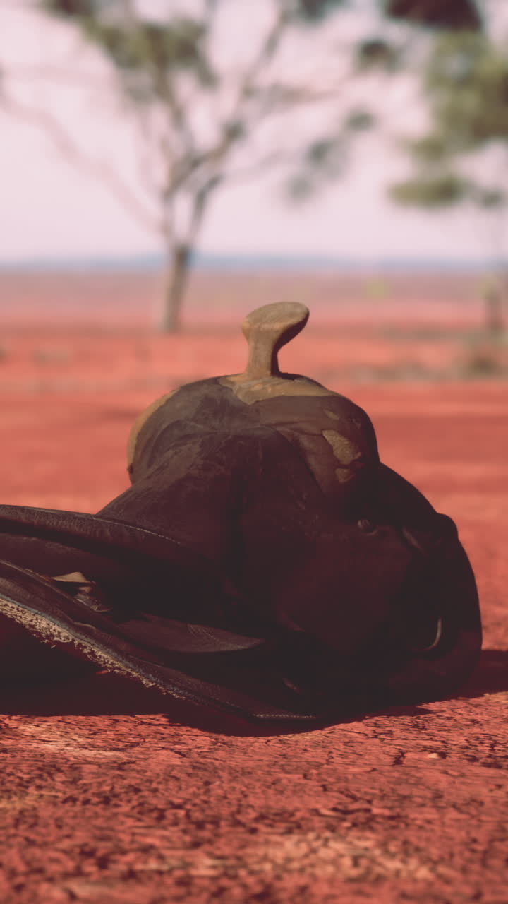 una vieja silla de montar en el suelo en el desierto
