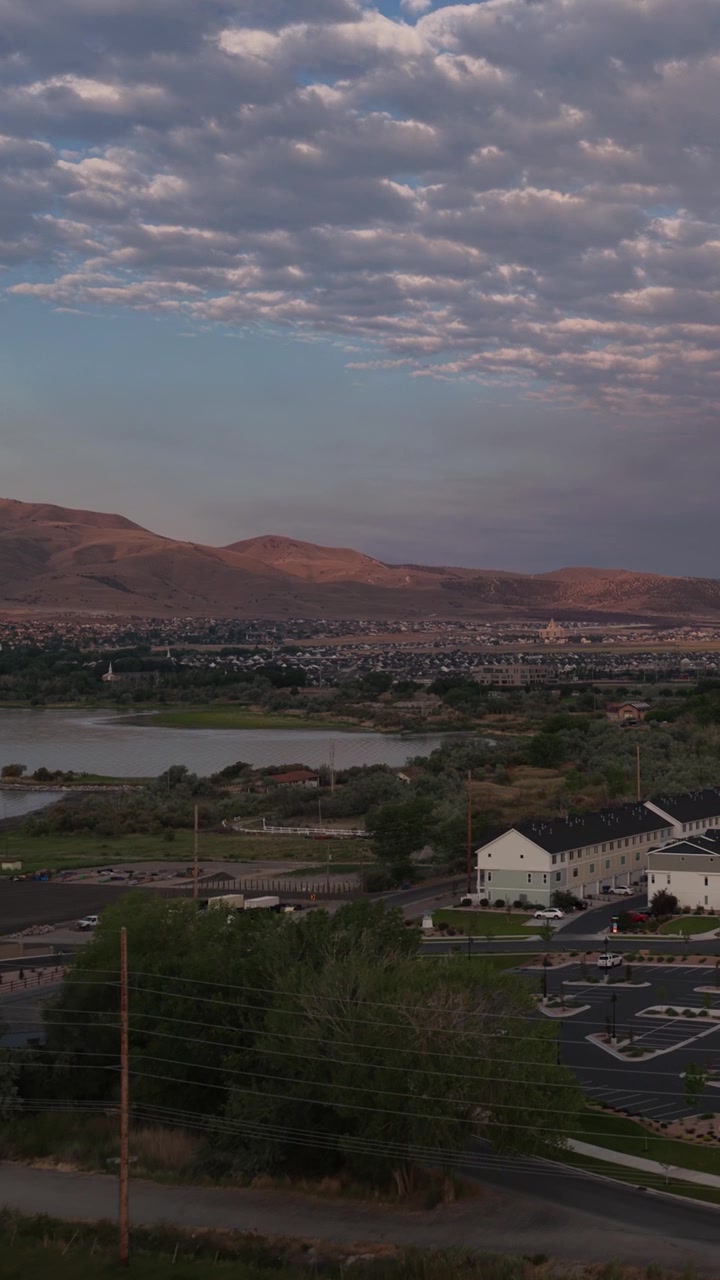 Quartiere di Saratoga Springs lungo la riva del lago Utah con vista sul Tempio - vista aerea verticale all'alba