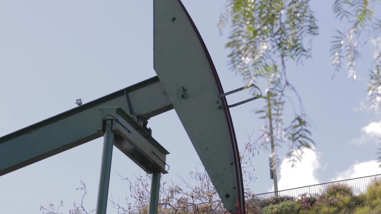 bomba de aceite en un día soleado. camara lenta
