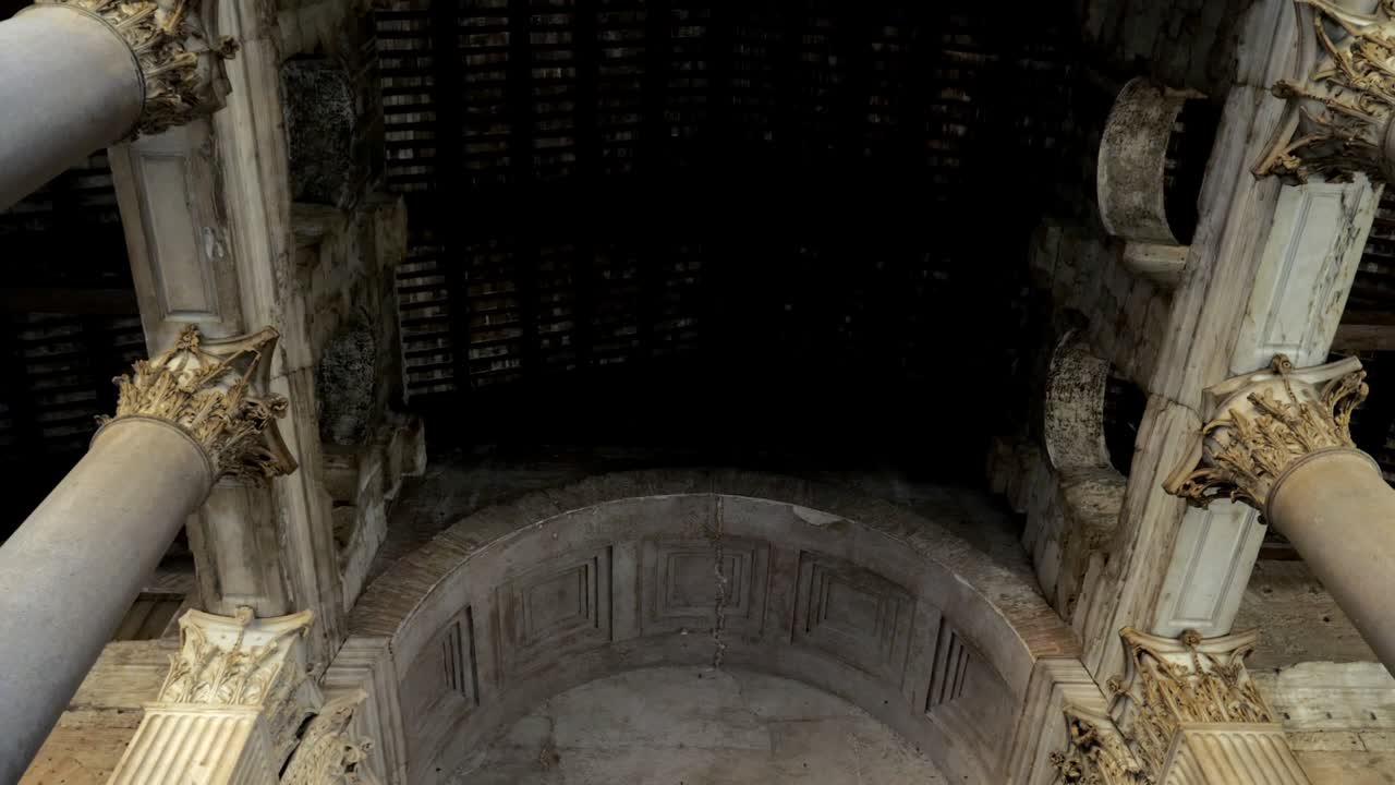 테온의 청동 문과 그라나이트 기둥의 근접한 모습