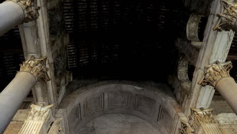 la vista de cerca de las puertas de bronce del panteón y las columnas de granito