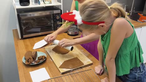 madre e hija horneando galletas de pan de jengibre