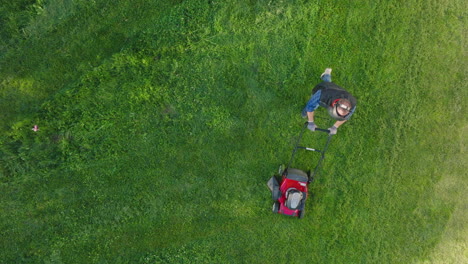 vista aérea de la cortadora de césped en acción