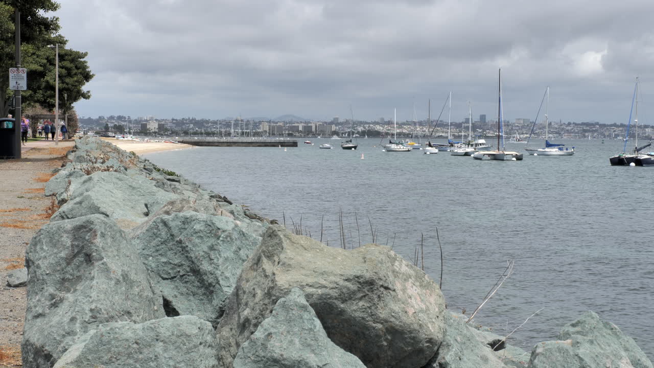 흐린 날 에 마리나 와 해변