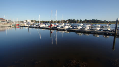 Toma-De-Planificación-De-Barcos-Y-Yates-Amarrados-En-El-Puerto-Deportivo-Del-Río-Lymington.