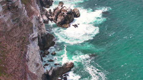 Toma-Superior-De-La-Vista-Del-Océano-Atlántico-En-El-Punto-Del-Cabo-En-La-Reserva-De-Buena-Esperanza,-Cerca-De-Ciudad-Del-Cabo,-Sudáfrica