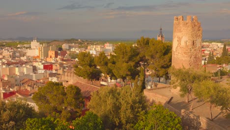 Ein-Entspannender-Und-Angenehmer-Blick-Auf-Die-Gemeinde-Sagunto-In-Valencia,-Spanien-–-Luftschwenk-Links