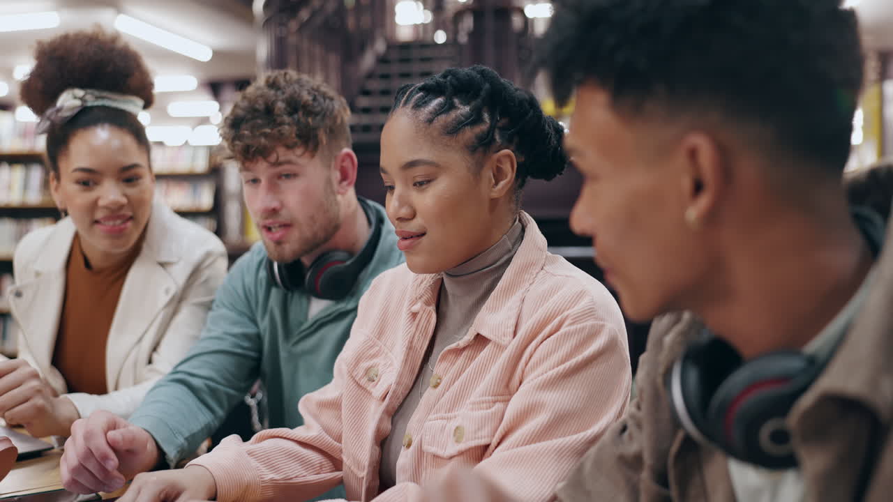 다양한 그룹이 도서관에서 공부하고 있습니다.