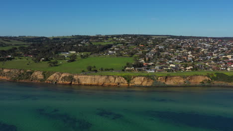 inclinación aérea hacia arriba que revela el municipio de clifton springs, australia