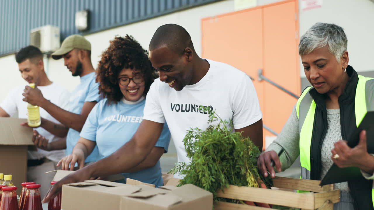 gente feliz, voluntario y caja en alto cinco