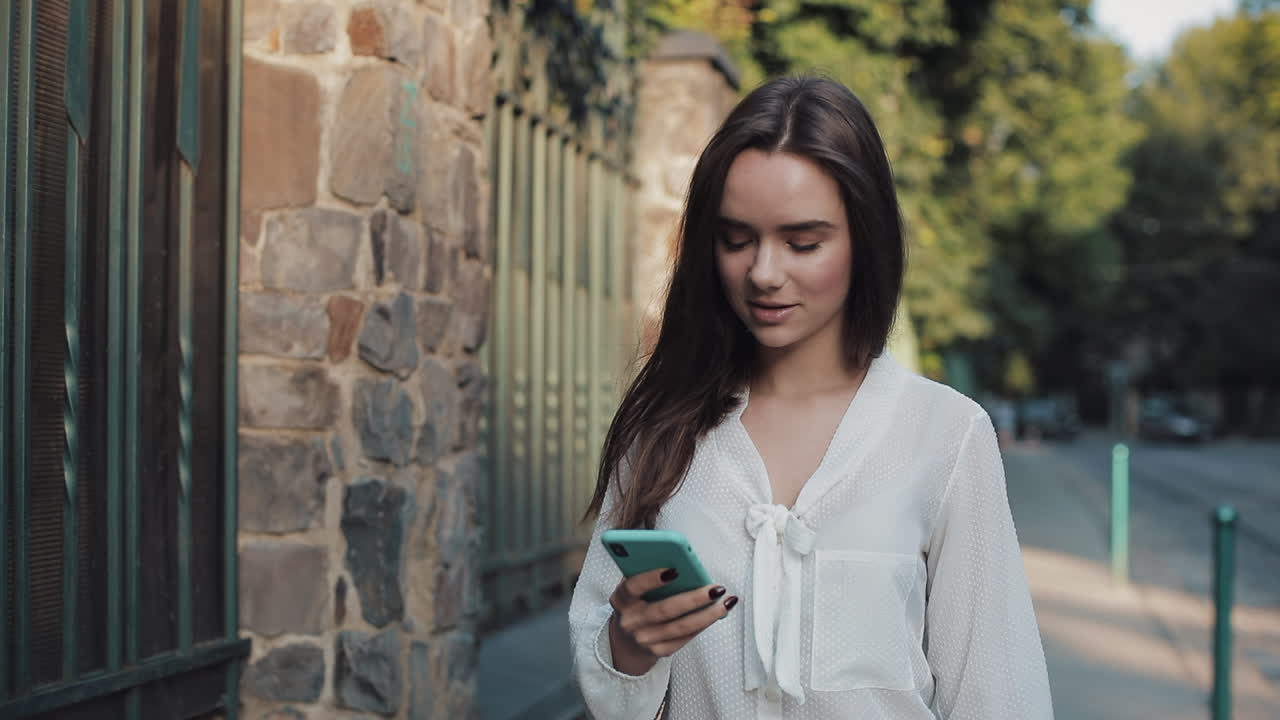 mujer usando teléfono inteligente al aire libre
