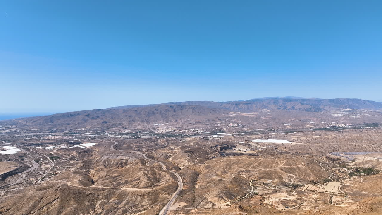 Panorami aerei dall'alto delle vaste e aride zone interne di Almería, Andalusia, Spagna