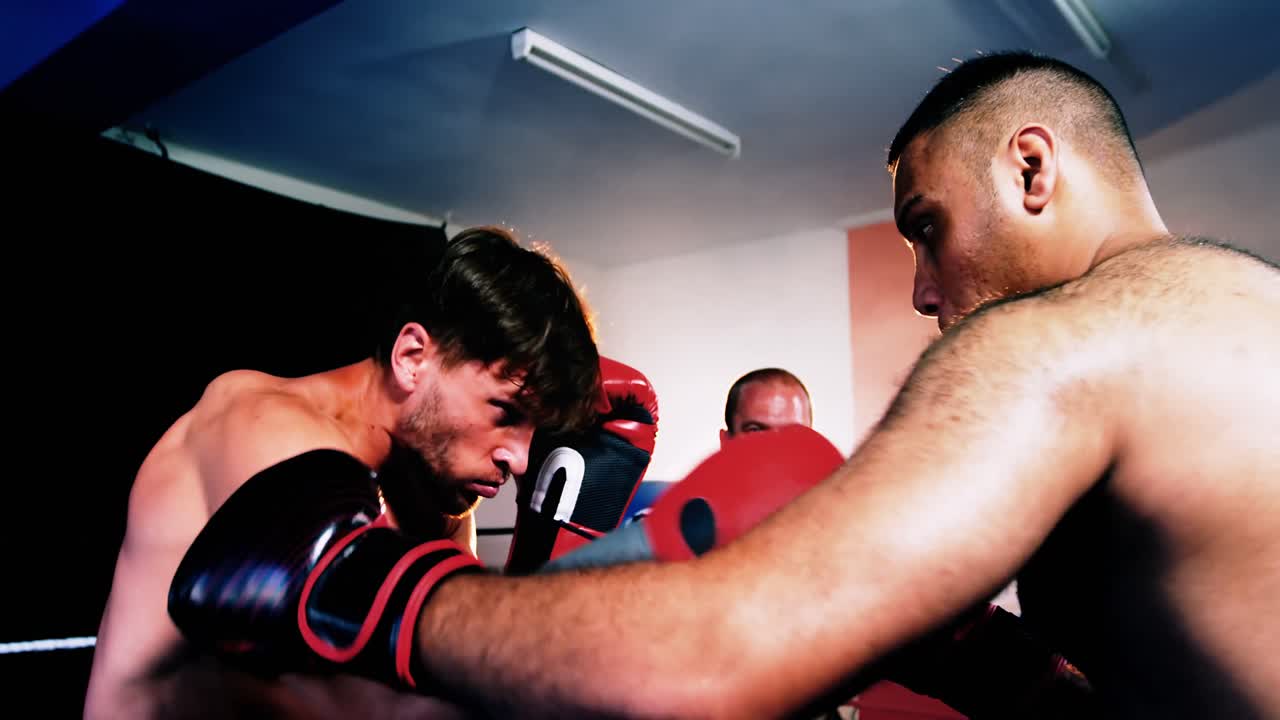 두 명의 권투 선수 가 권투 링 에서 싸우고 있다