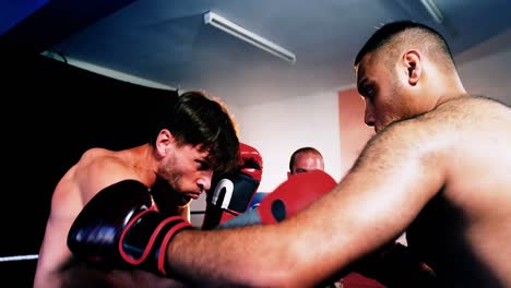 dos boxeadores luchando en el ring de boxeo