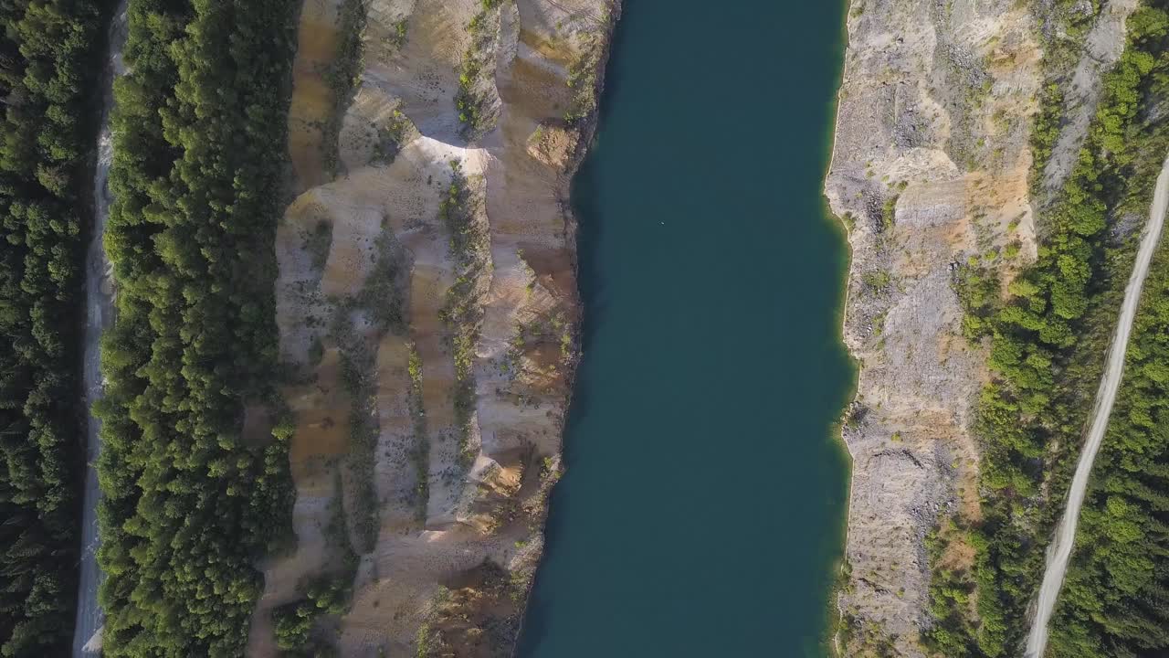 vista aérea de la cantera y el lago con el bosque circundante