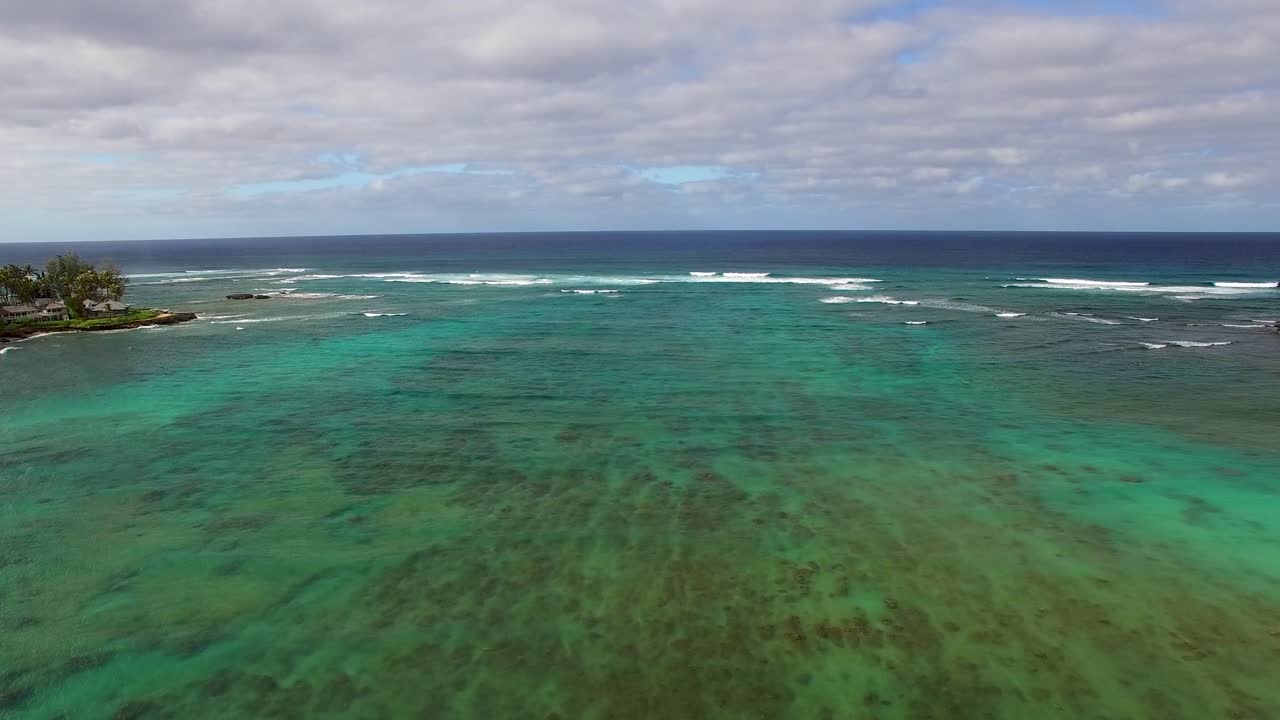 toma aérea de las aguas turquesas hawaianas del parque de hayas de la bahía de kawela cerca del resort de la bahía de tortugas
