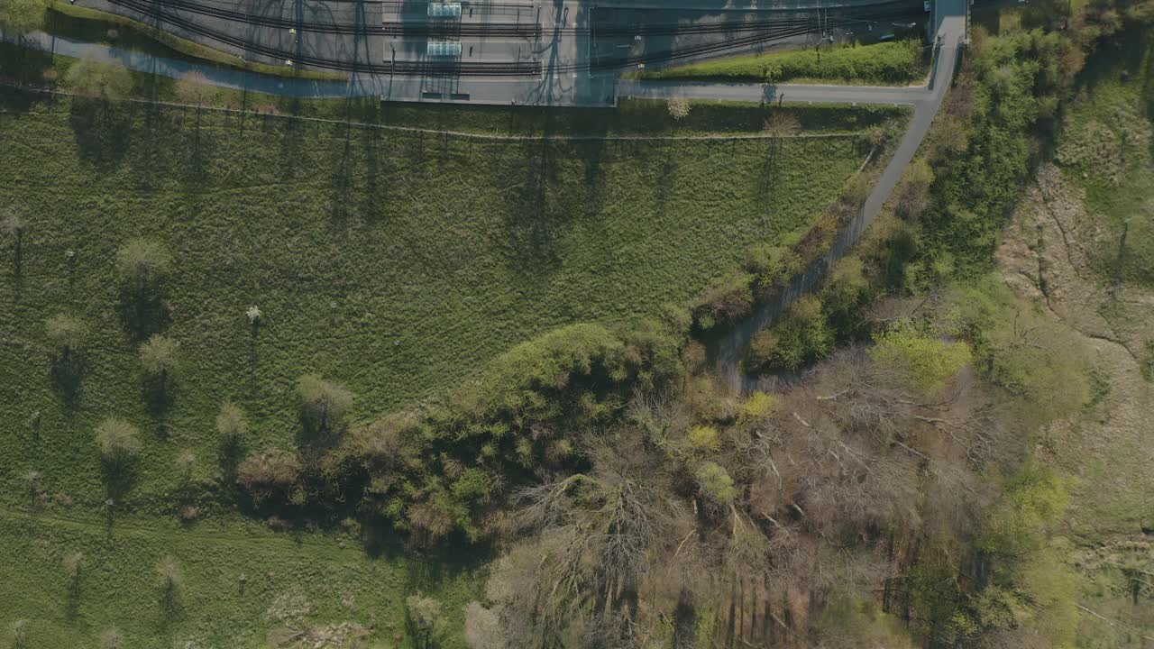 drone - toma aérea superior del castillo drachenburg siebengebirge cerca de bonn - königswinter 25p