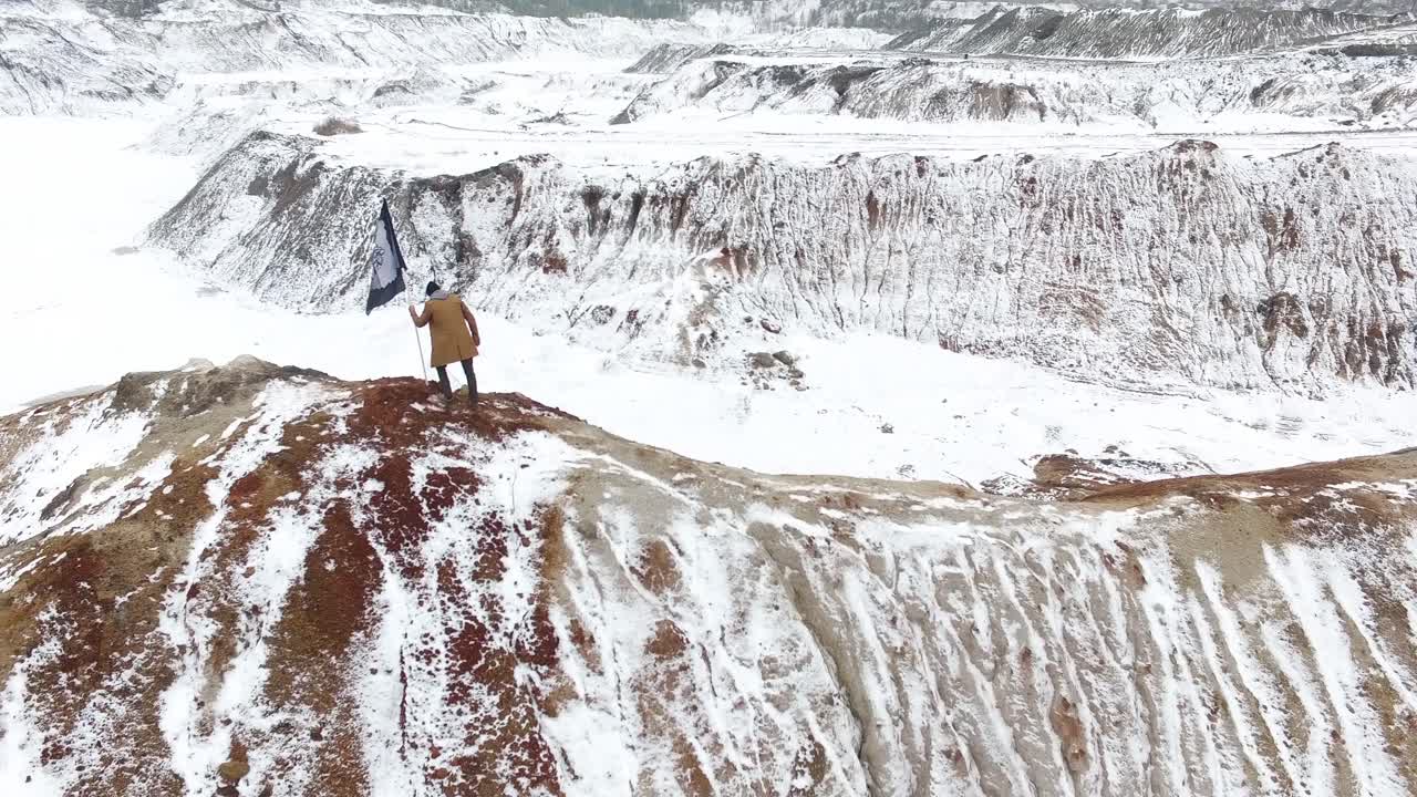 눈 인 언덕 꼭대기 에 발 을 들고 있는 사람, 광산 을 바라보는 사람
