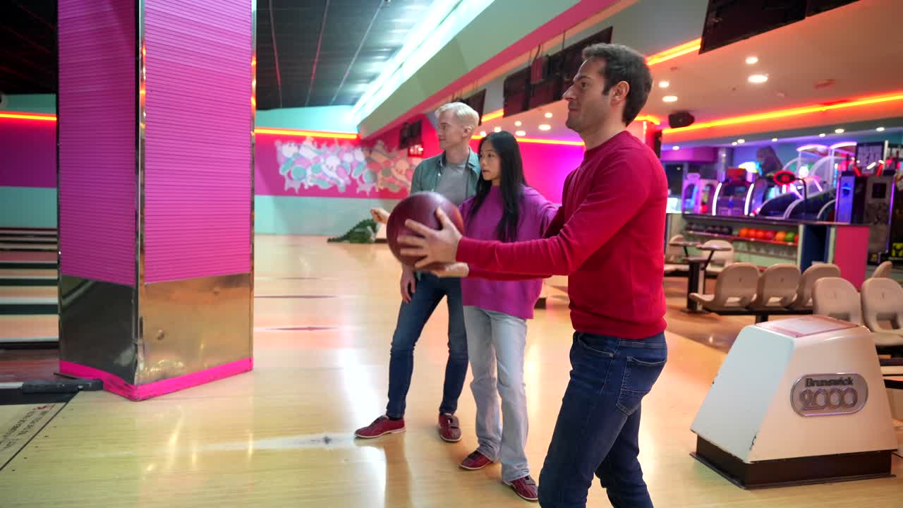 Gruppo di amici che giocano a bowling