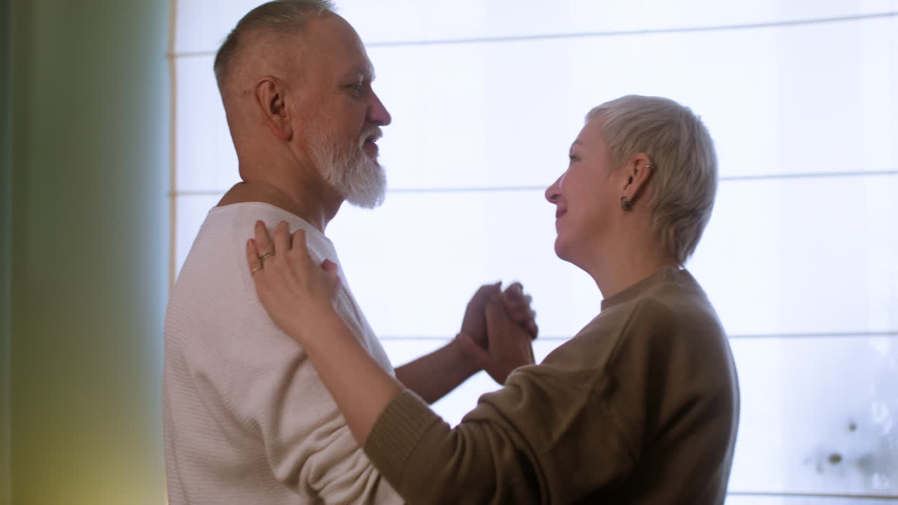 집에서 춤추는 커플