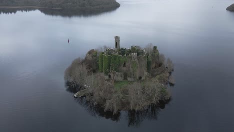 Ruinas-Del-Castillo-De-Mcdermott-En-El-Condado-De-Roscommon,-Irlanda---Toma-Aérea