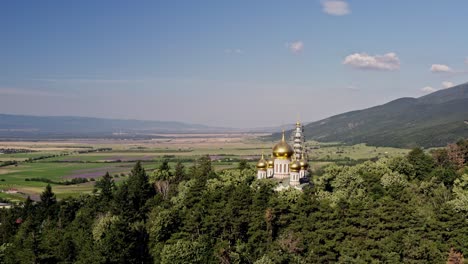 iglesia conmemorativa de shipka en el valle de kazanlak toma aérea de drones