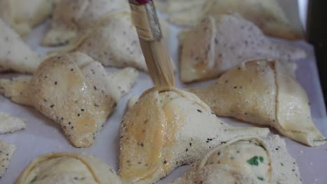 glaseado de pastas tradicionales griegas con mantequilla, flaouna