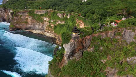 Toma-De-Drone-Del-Famoso-Templo-De-Uluwatu-En-Bali,-Indonesia