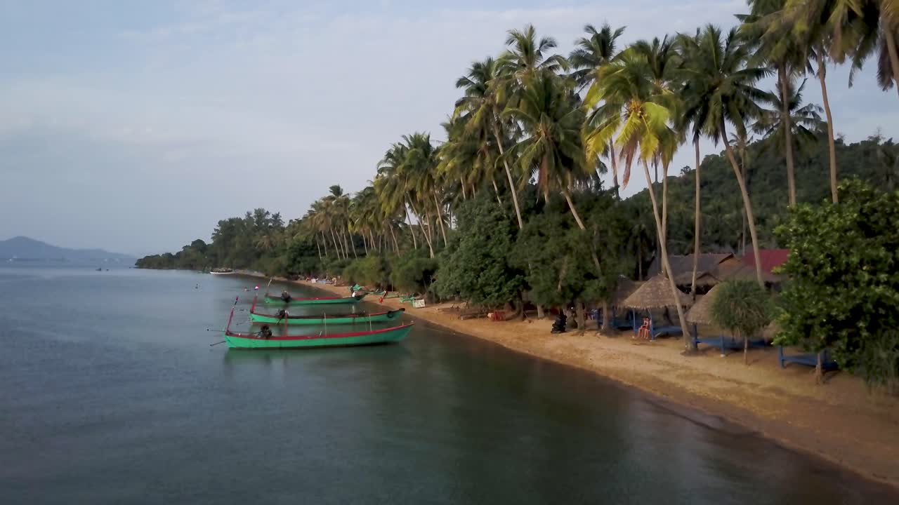 playa tropical con barcos y palmeras