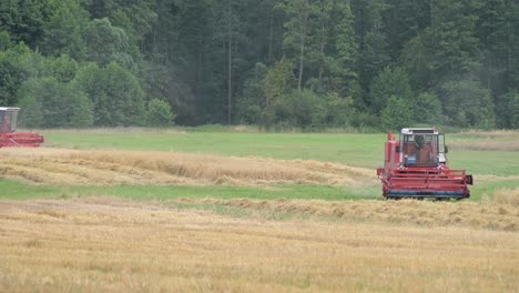 Dos-Máquinas-Tractoras-Rojas-Trabajando-Durante-La-Temporada-De-Cosecha-En-La-Granja-Agrícola