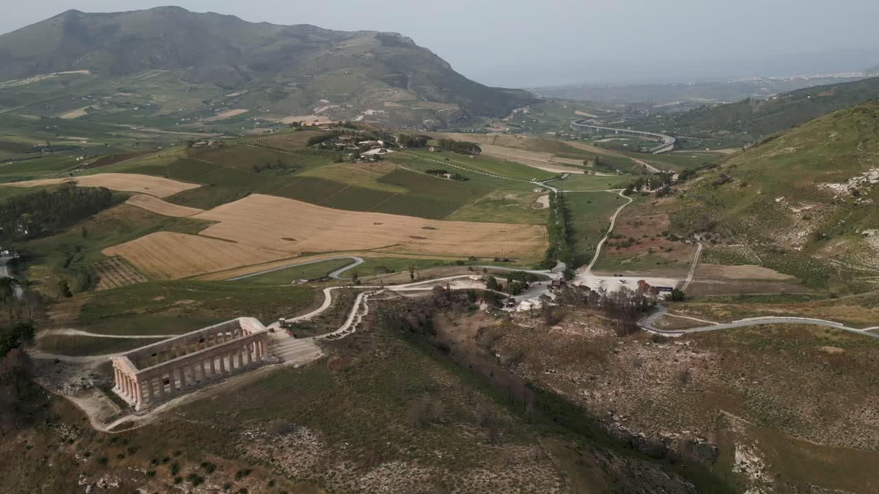 aerial del parque arqueológico de las ruinas de segesta en sicilia, italia