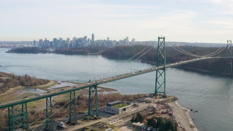 Vista-Aérea-Del-Tráfico-En-El-Puente-Lions-Gate-En-Vancouver,-Canadá