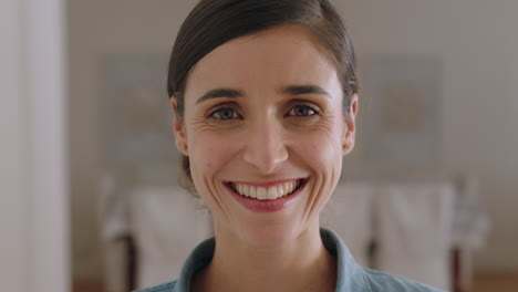 retrato de una mujer caucásica feliz riendo disfrutando de un estilo de vida exitoso con una expresión positiva