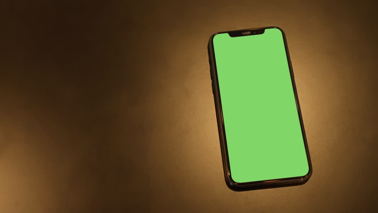 lugar de teléfono inteligente en fondo negro con luz dorada