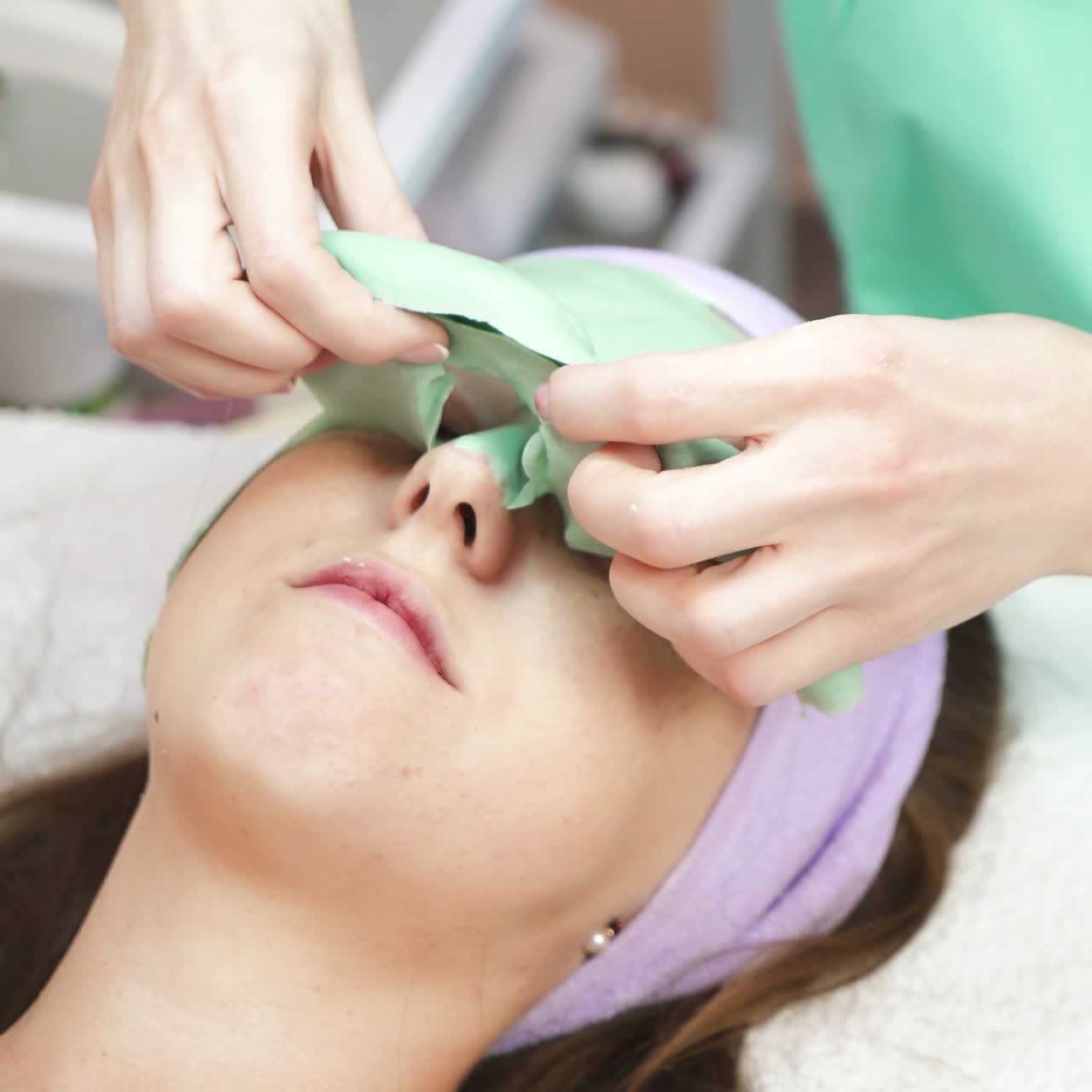 스파 살롱 에 있는 여자