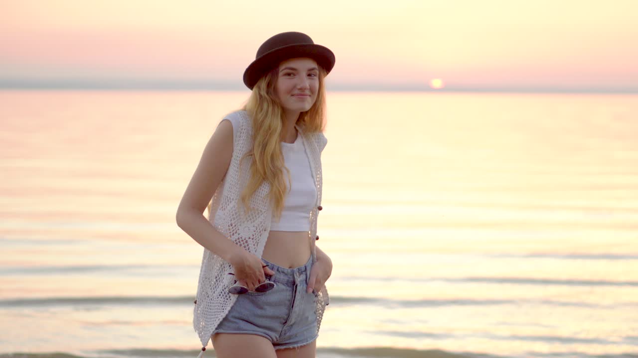 mujer en la playa del atardecer