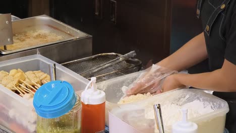 vendedor callejero de comida preparando comida