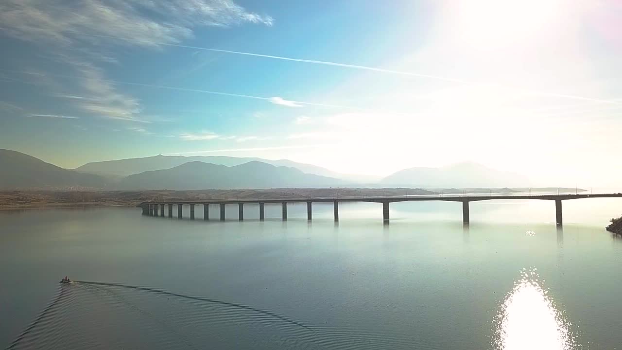 드론 샷 폴리피토스 호수와 그리스 코자니 근처 다리