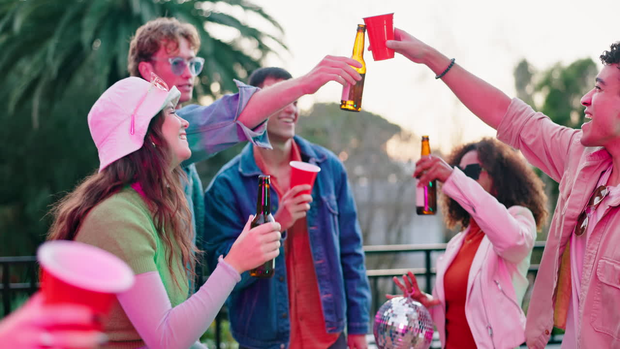 술 을 마시며 축하 하는 친구 들 의 모임