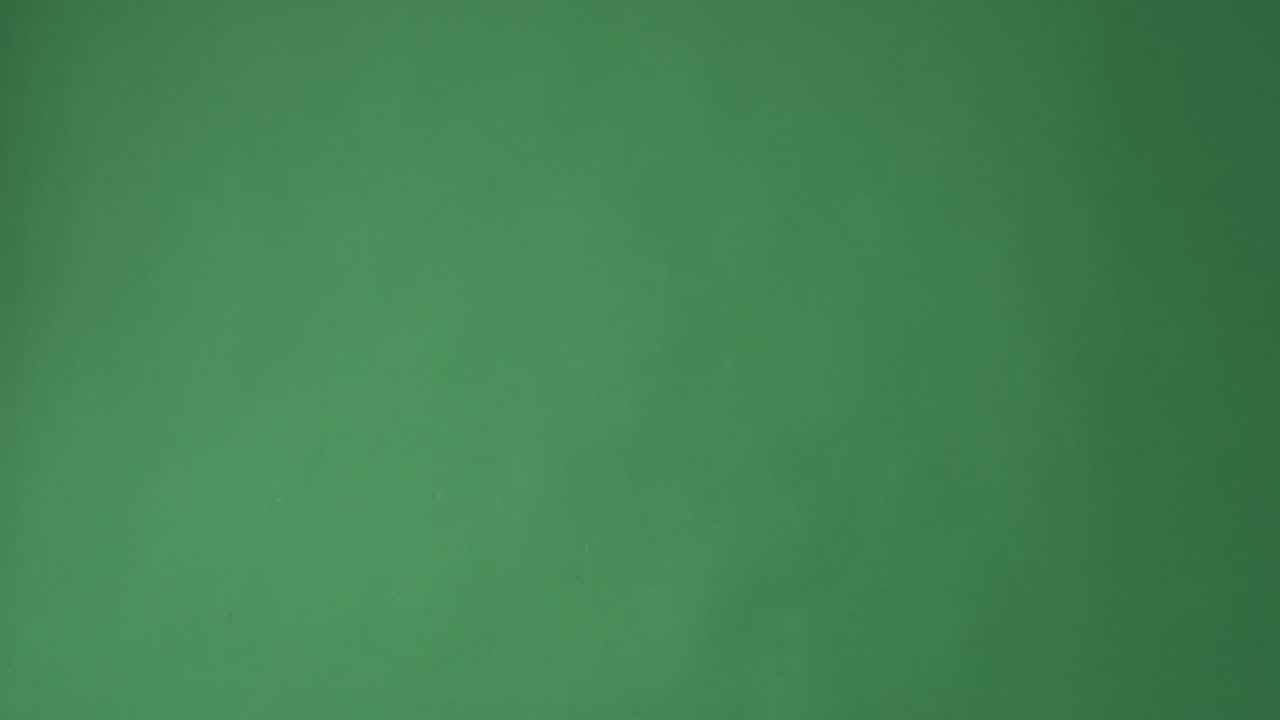 mujer de mimo agitando la mano sobre un fondo verde