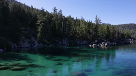 Video-4k-De-Secret-Cove-Lake-Tahoe-En-Nevada,-Norte-De-California,-Agua-Azul-Verde-Azulado