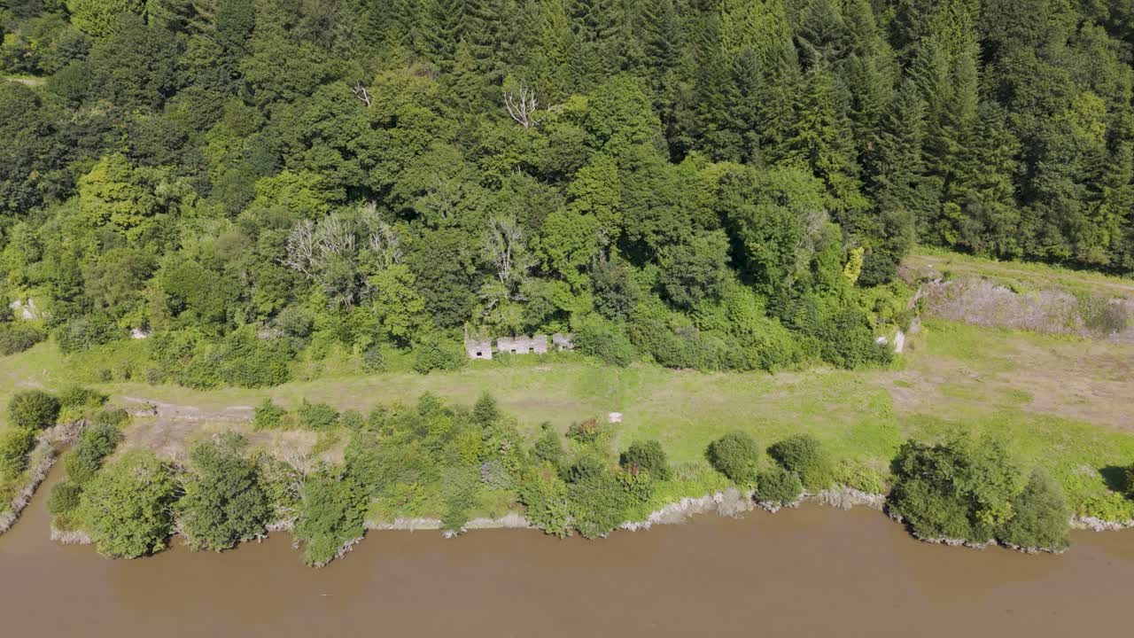 タマー川沿いの古いコーンウォール鉱山遺跡のドローン空撮、歴史的遺構を強調、コーンウォール、イギリス