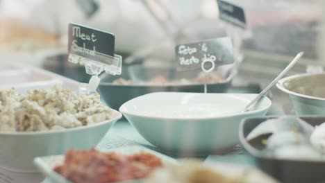 Video-De-Comida-Diversa-Dispuesta-En-El-Mostrador-De-La-Tienda.